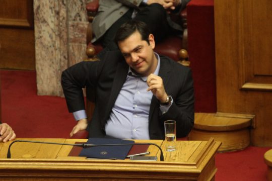 Καλά, ο Τσίπρας γιατί χαμογελάει και πανηγυρίζει;