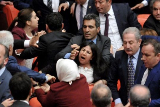 «Αρένα» και πάλι η τουρκική εθνοσυνέλευση [ Video ]