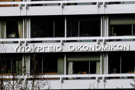 Μειώνεται το αφορολόγητο
