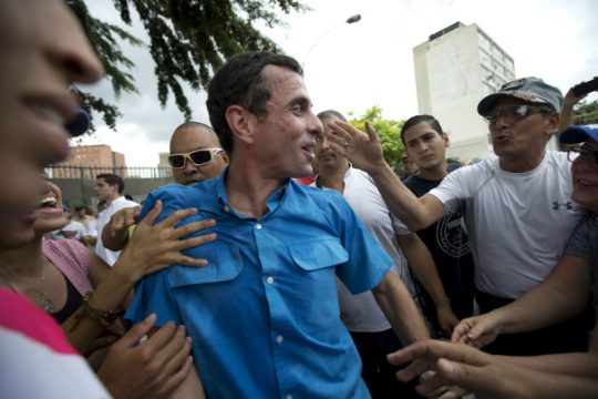 Η κρίση εντείνει τις συγκρούσεις στη Βενεζουέλα