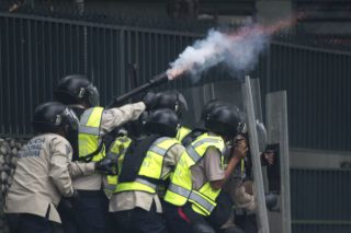Υπογραφές για δημοψήφισμα και… κάλεσμα στον στρατό