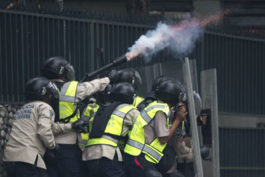 Υπογραφές για δημοψήφισμα και… κάλεσμα στον στρατό