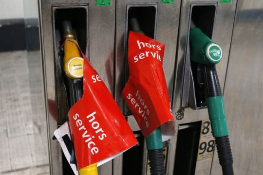 Τα συνδικάτα «παγώνουν» τη χώρα, το νομοσχέδιο παραμένει