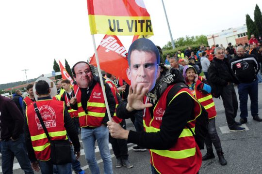 Σκληρή στάση κρατά η γαλλική κυβέρνηση