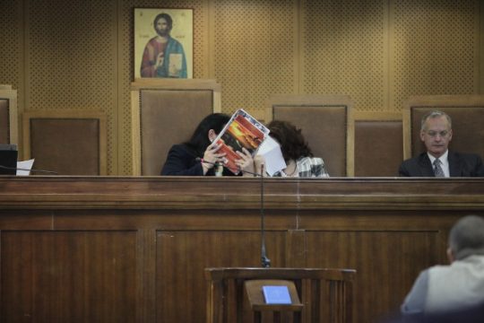 Μεθοδεύσεις χρυσαγιτών έφεραν νέα διακοπή στη δίκη