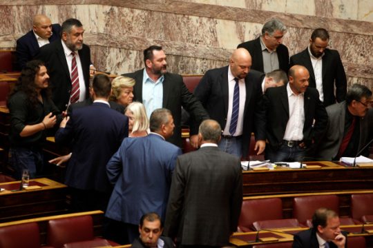 Χρυσαυγίτικες προκλήσεις και διακοπή στην Ολομέλεια