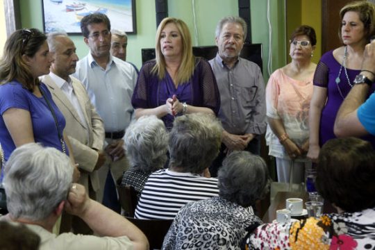 Πυρά στην κυβέρνηση και επαφές με τους πολίτες