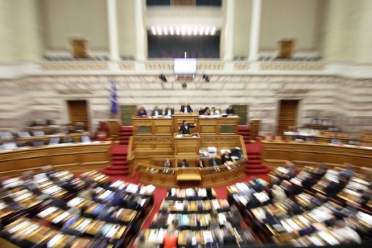 Στα… κάγκελα η αντιπολίτευση