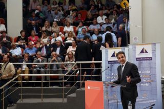 Πυροδοτεί όλες τις εστίες