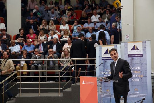 Πυροδοτεί όλες τις εστίες