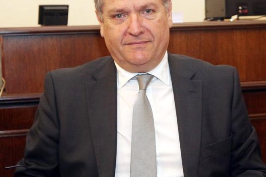 Ή όλοι εμείς ή αυτοί!