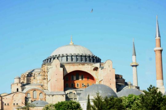 «Έλλειψη σεβασμού η ανάγνωση του κορανίου στην Αγ. Σοφία»