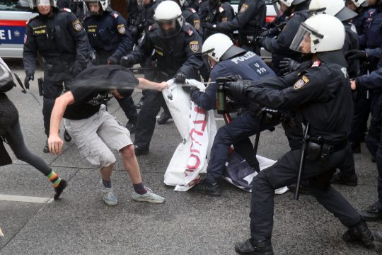 Βίαια επεισόδια ανάμεσα σε ακροδεξιούς και αντιφασίστες