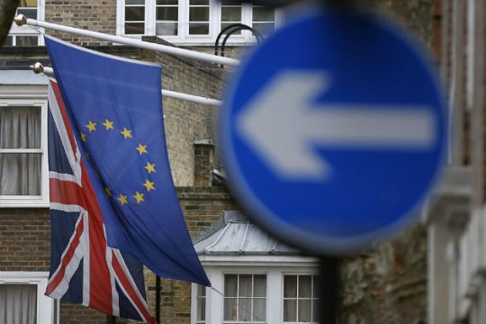 Μπροστά και με διαφορά το Brexit