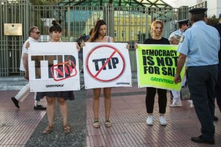 Παρέμβαση της Greenpeace στη Γ.Σ. του ΣΕΒ ενάντια στις TTIP και CETA