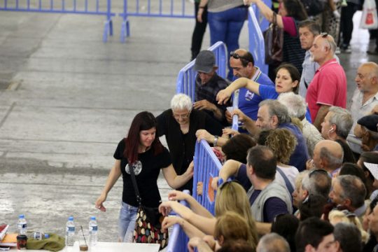 Αγανάκτηση και ταλαιπωρία στη διανομή τροφίμων για απόρους