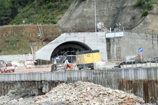 Το καρτέλ… παγώνει το ΕΣΠΑ