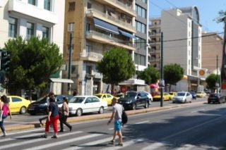 Σκηνές από έναν δρόμο σε προάστιο