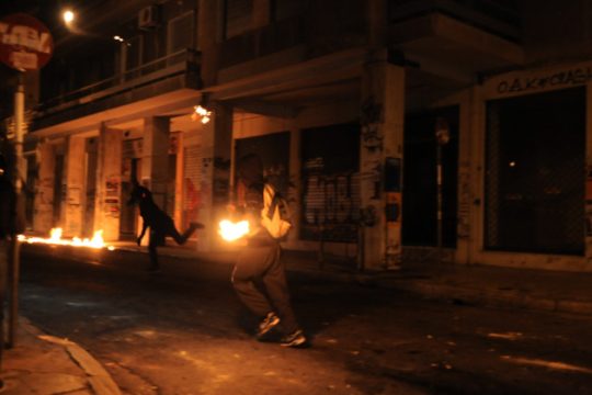 Μολότοφ ξανά στα Εξάρχεια