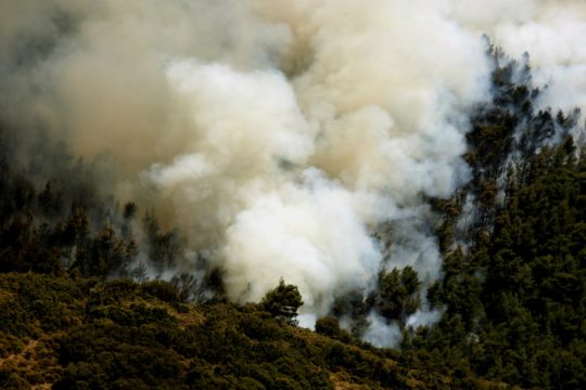 Προσπαθούν να οριοθετήσουν τα πύρινα μέτωπα