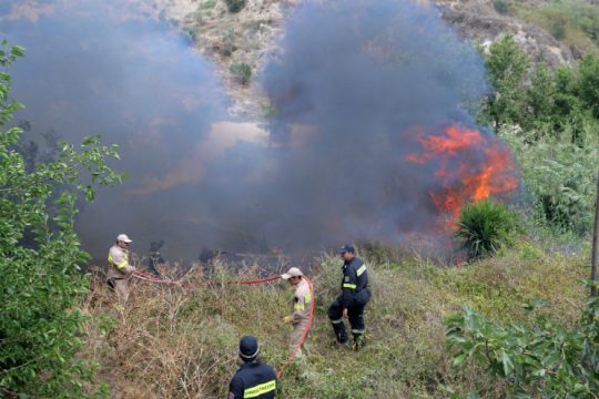 Πολλά τα πύρινα μέτωπα, σε ύφεση οι φωτιές στην Αττική