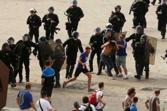 «Καμπάνες» και απελάσεις για τους ταραξίες