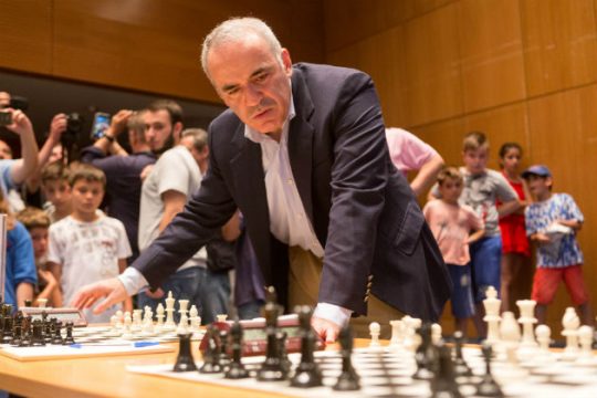 Ματ εναντίον τεσσάρων κοριτσιών στη Θεσσαλονίκη