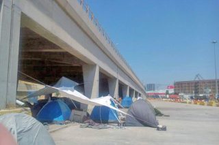 Προσωρινή στέγη κάτω απ’ τη γέφυρα