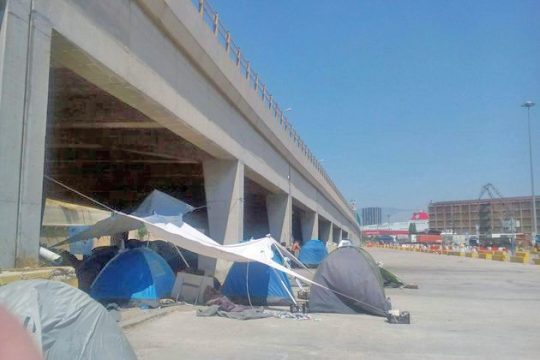 Προσωρινή στέγη κάτω απ’ τη γέφυρα