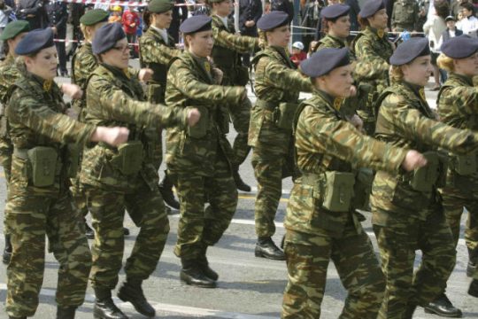 Αντισυνταγματικός ο αποκλεισμός γυναικών από μάχιμες θέσεις