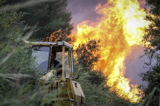 Νεκρός πυροσβέστης στην ανεξέλεγκτη πυρκαγιά της Κύπρου