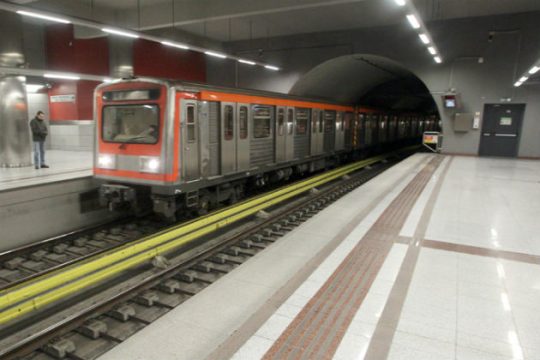 Στάση εργασίας σε μετρό, τραμ, ηλεκτρικό