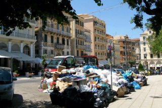 Λόφοι απορριμμάτων στην Κέρκυρα