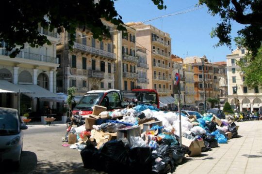 Λόφοι απορριμμάτων στην Κέρκυρα