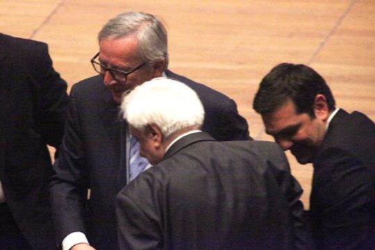 «Εύσημα» και «γέλια» μέσα, «καρφιά» έξω από τον Γιούνκερ