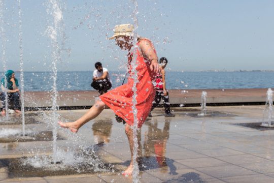 «Καμίνι» η χώρα – Ανεβαίνει στους 40 ο υδράργυρος