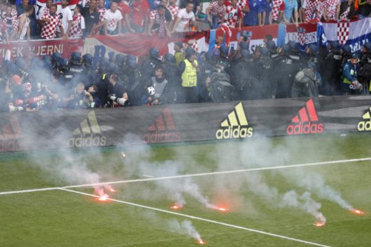 Χάλασαν το πάρτι με καπνογόνα!