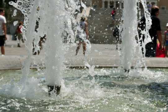 «Σκαρφαλώνει» στους 39º ο υδράργυρος