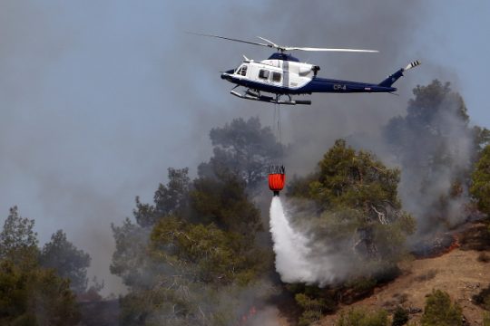 Ελπίδες για έλεγχο της πυρκαγιάς μέχρι το βράδυ