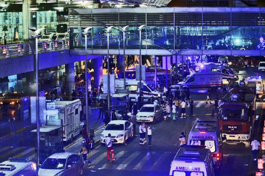 Τουλάχιστον 28 νεκροί από εκρήξεις στο αεροδρόμιο της Κωνσταντινούπολης