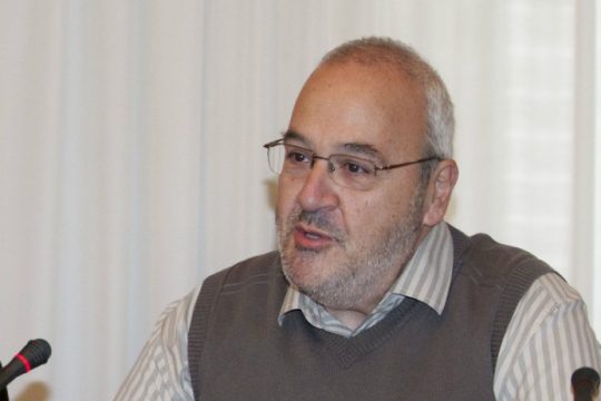 Αντίθετος μεν, ασαφής δε