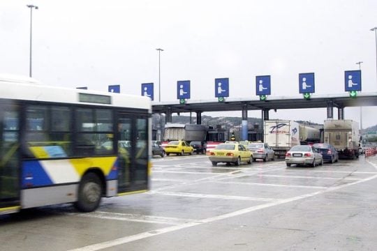 Αυξήσεις διοδίων για τα φορτηγά και τα λεωφορεία