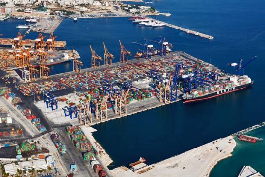 Μεγαλώνει το αδιέξοδο στα λιμάνια – κλιμακώνουν οι απεργοί