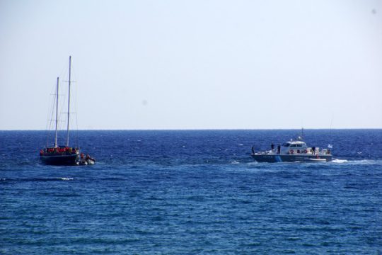 Επιχείρηση λιμενικού για ακυβέρνητο σκάφος που μεταφέρει πρόσφυγες