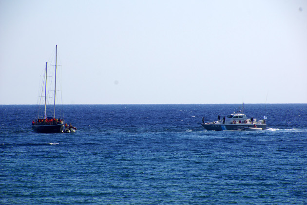 Επιχείρηση λιμενικού για ακυβέρνητο σκάφος που μεταφέρει πρόσφυγες