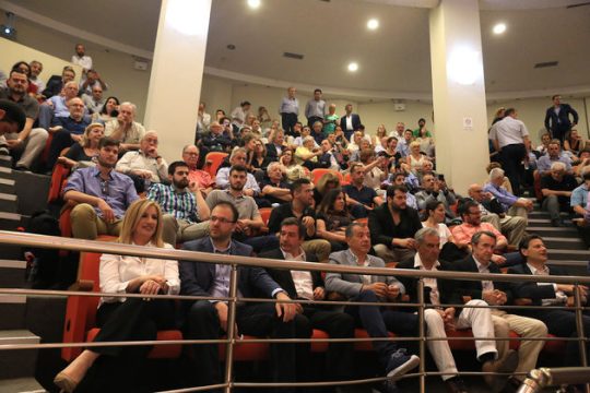 «Μαζί» με εκατέρωθεν αιχμές