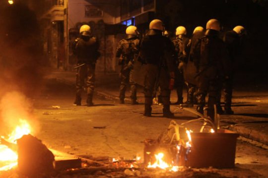 Μολότοφ κατά ΜΑΤ στη Χ. Τρικούπη