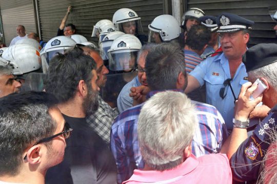 Μπλόκο μέσα κι… έξω