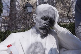 Προς απόσυρση…49 γλυπτά
