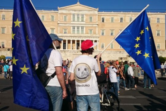 Σημαίες, σφυρίχτρες και… #Παραιτηθείτε